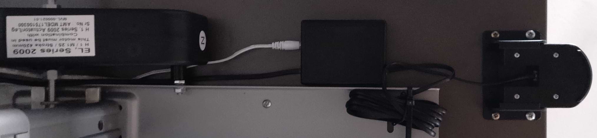 Relaybox unterm Tisch